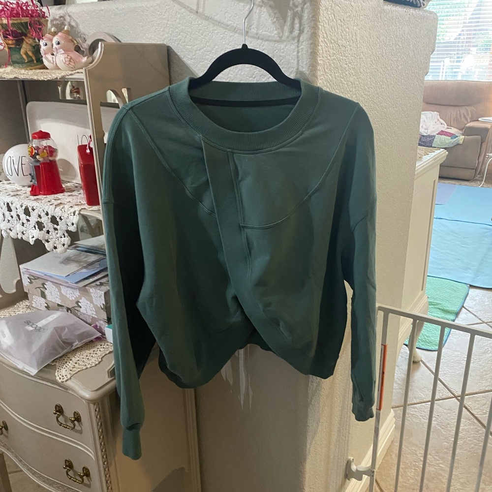Lululemon comfy green crop top with slightly open front so cute on !